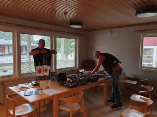 Rickard Stewén och Johan Taavo viker crewtröjor.