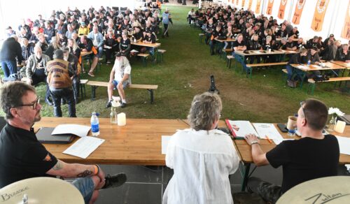 Årsmöte 25. 178 personer bänkade.