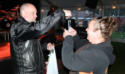 IT 2025 Lotta Nersing en av många pristagare som korades var dag efter lottdragningar o tipspromenader. Mahlén o Johan Edhenholm höll i quizen